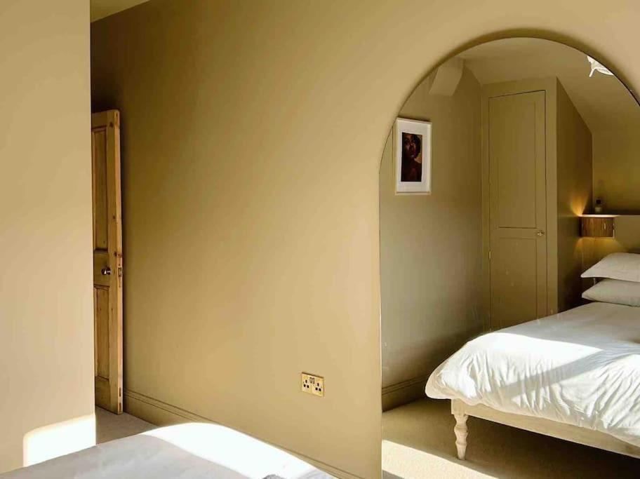 Luxury City Centre Townhouse - Sleeps 6 Chester Bagian luar foto