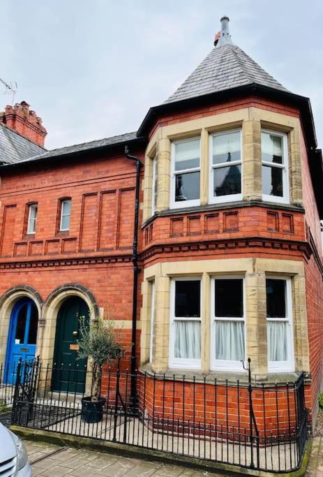 Luxury City Centre Townhouse - Sleeps 6 Chester Bagian luar foto