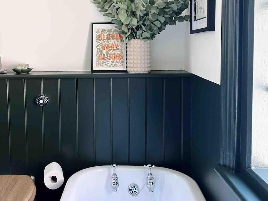 Luxury City Centre Townhouse - Sleeps 6 Chester Bagian luar foto