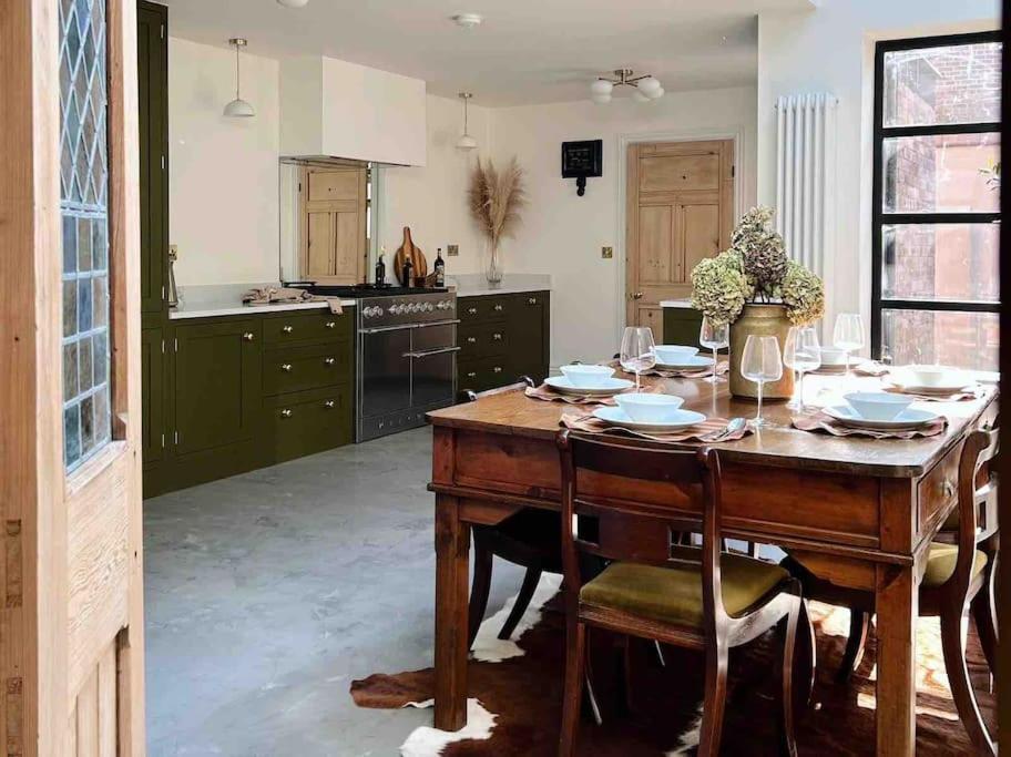 Luxury City Centre Townhouse - Sleeps 6 Chester Bagian luar foto