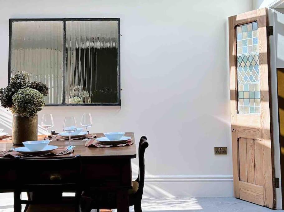 Luxury City Centre Townhouse - Sleeps 6 Chester Bagian luar foto