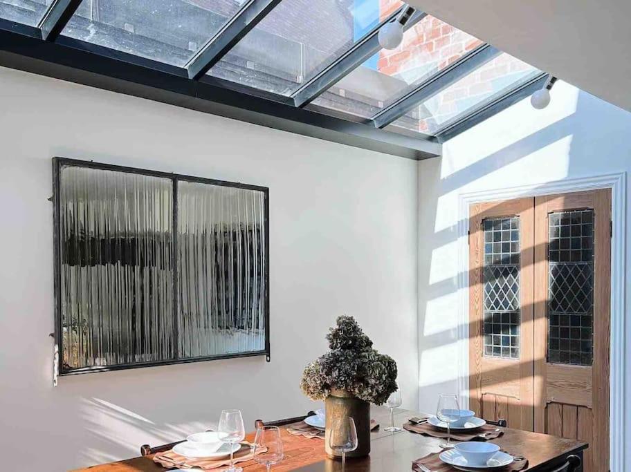 Luxury City Centre Townhouse - Sleeps 6 Chester Bagian luar foto