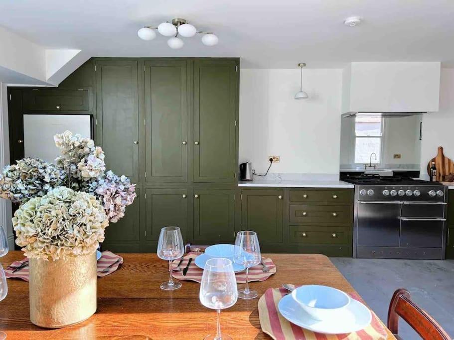 Luxury City Centre Townhouse - Sleeps 6 Chester Bagian luar foto