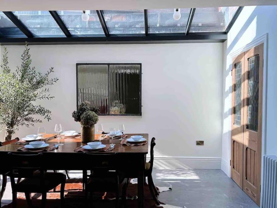 Luxury City Centre Townhouse - Sleeps 6 Chester Bagian luar foto