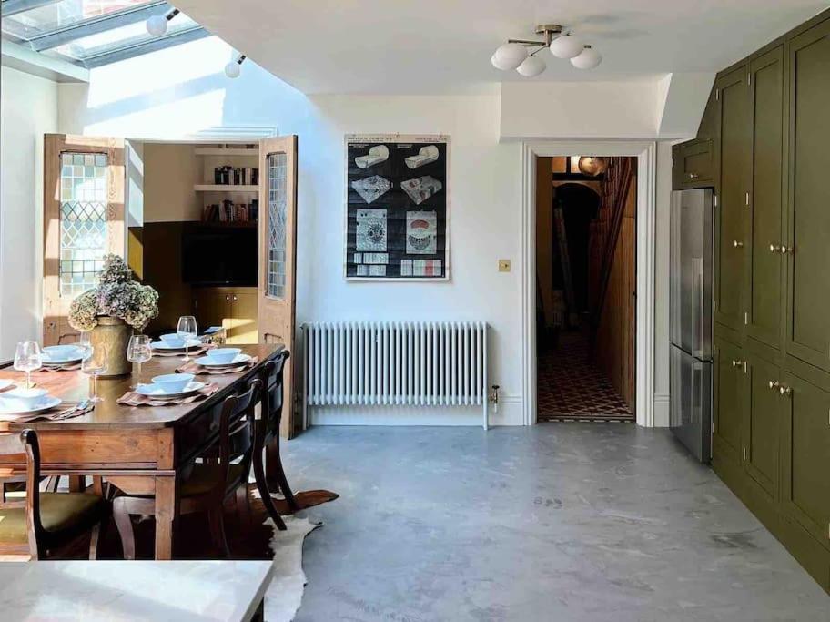 Luxury City Centre Townhouse - Sleeps 6 Chester Bagian luar foto